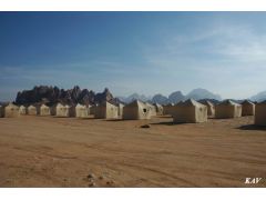 Бедуинский отель в пустыне Wadi Rum  нуждается в озеленении